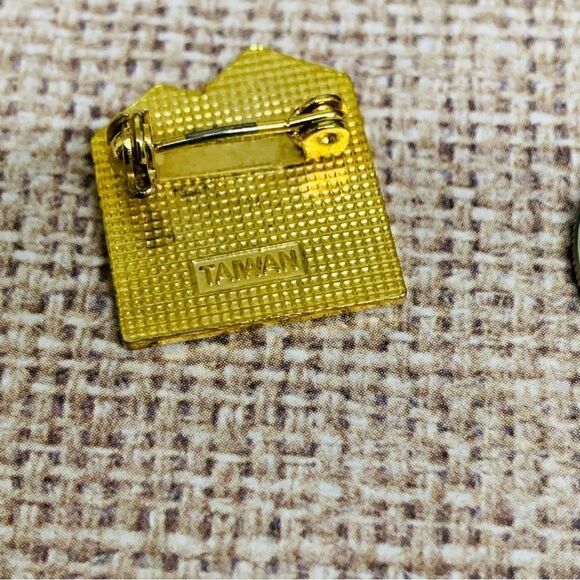 VTG Tremblant Ski Pin - Picture 2 of 2